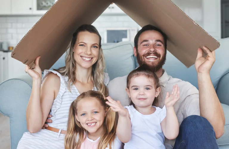 Familie cu doi copii, sub un acoperiș improvizat dintr-un carton