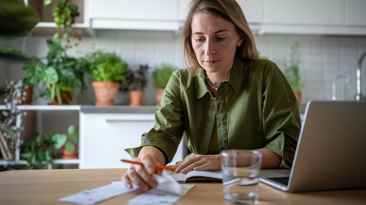 Locuințe mai scumpe, mai mulți bani aduși de acasă și rate mai mari pentru români. Consecințele creșterii cursului leu/euro 