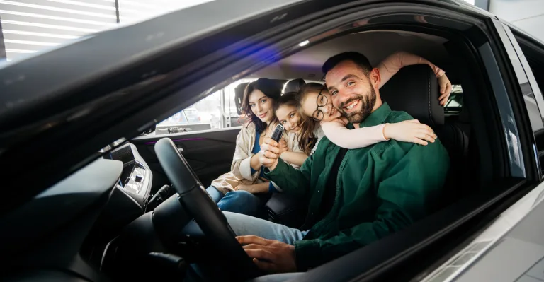 Familie fericită în noua mașină obținută prin leasing