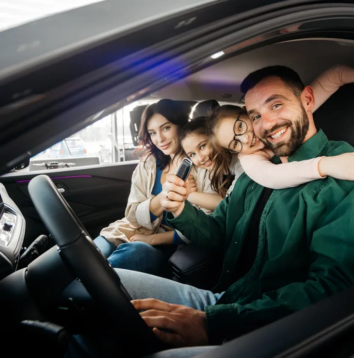 Familie fericită în noua mașină obținută prin leasing